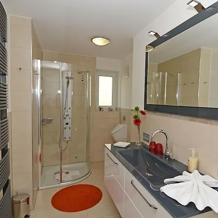 Luv & Lee - Apt. 01 *